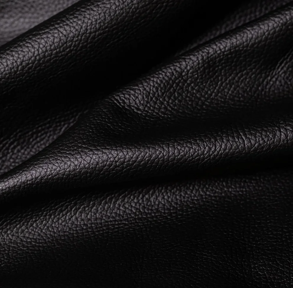 Dettaglio texture pelle nera Keen