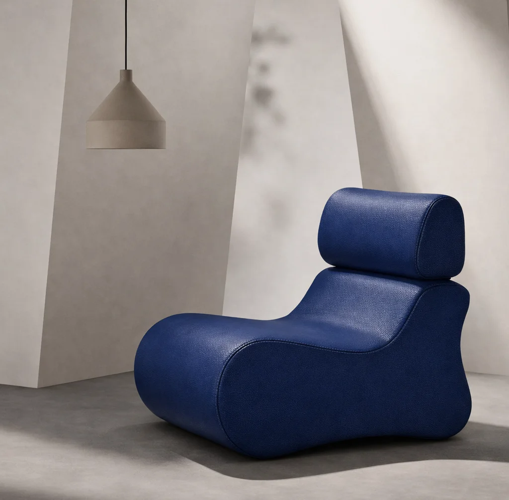 Poltrona blu imbottita per arredamento moderno